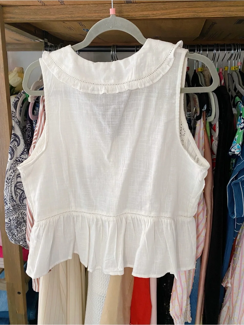 JENNIFER & GRACE Off-White Ruffle Collar Embroidered Cotton Sleeveless Top! 🐚 - Picture 4 of 12
